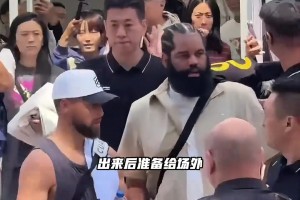 这是真壮啊！多尔特在健身房进行核心力量训练