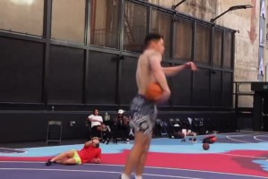 这细节你发现了吗？日本替补做出哭鼻动作，这看了谁不来气！